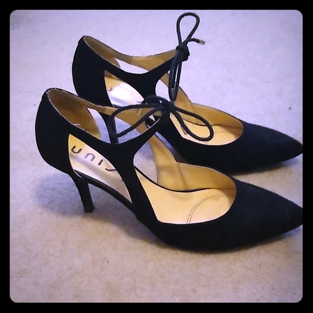 Black Cut-out Pumps